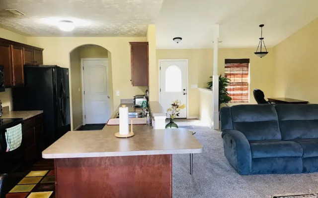Spacious 3 BR Ranch House W Patio Yard in a Quiet Suburb