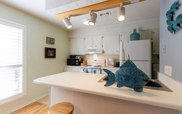 Quiet Condo ~ 10 Mi to Dtwn Pensacola