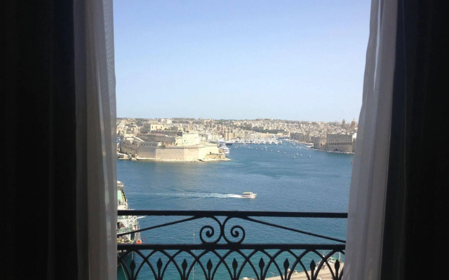 Grand Harbour Hotel