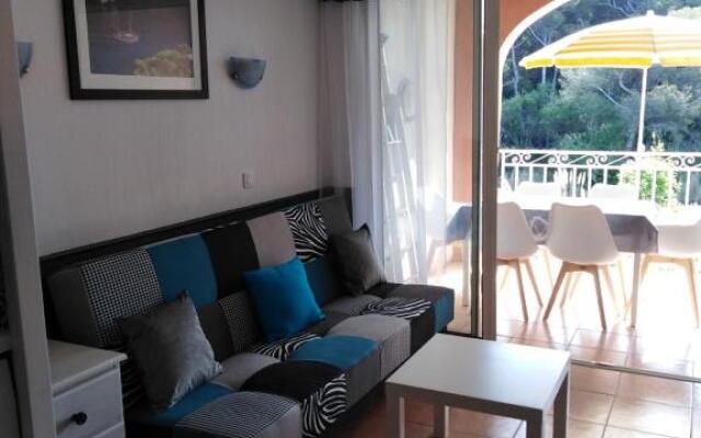 Appartement T2 avec piscine a 100 m de la plage