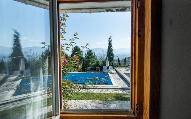 Luxury Green Oasis Villa With Pool!