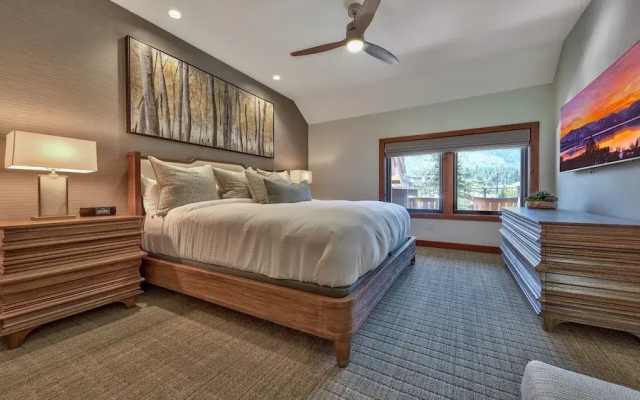 LuxuryÂ 4br  Steps From Heavenly Village & Gondola 4 Bedroom Condo by RedAwning