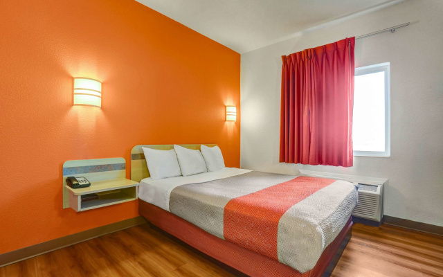 Howard Johnson by Wyndham Lemoore