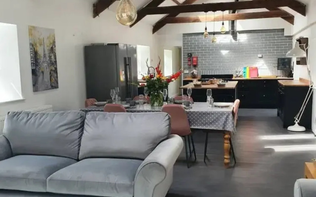 Remarkable Farmhouse House That Sleeps 11
