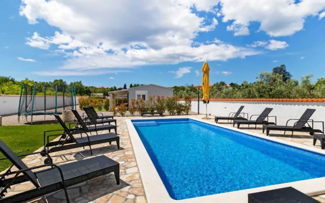 Stylish Holiday Home in Banjole With Swimming Pool