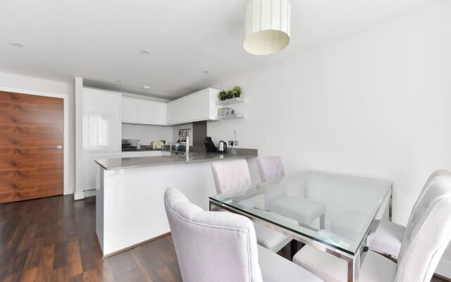 Superb Apt For 6 W Balcony, 10Mins To East Putney