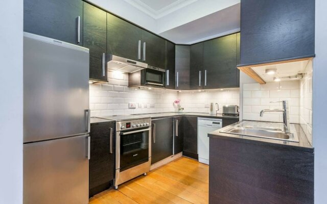 Inviting top Floor one Bedroom Apartment With Terrace by Trafalgar Square