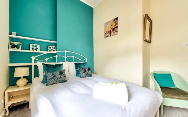 Light 2-bed West End Apt Overlooking Kelvingrove Museum