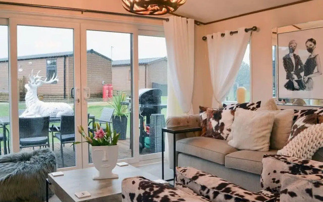 Luxury Boutique Style Lodge With hot tub