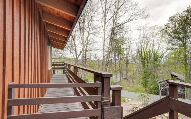 Treehouse-style Cabin, 1 Mi to Massanutten Resort