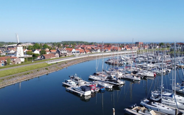 Nice Chalet with Fireplace near Oosterschelde