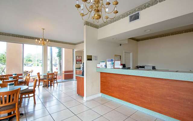Econo Lodge Inn & Suites