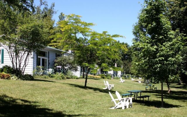 Elmhirst's Resort - On a lake