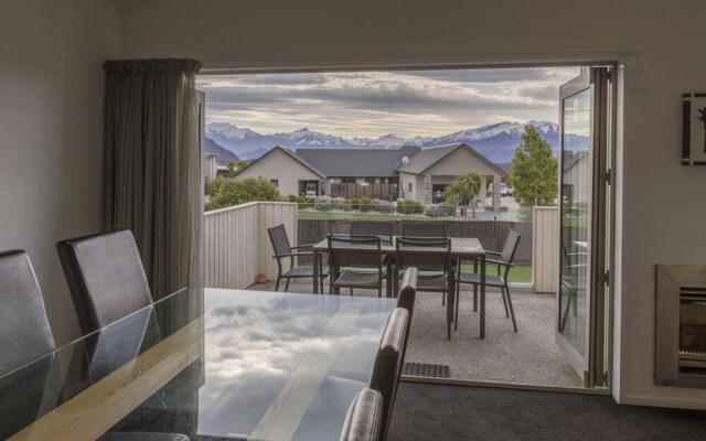 Toodle's Super Six in Wanaka w Mountain Views