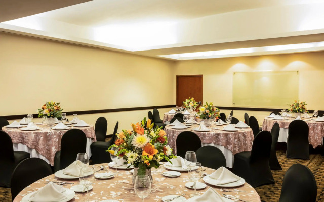Fiesta Inn Express San Luis Potosí Oriente