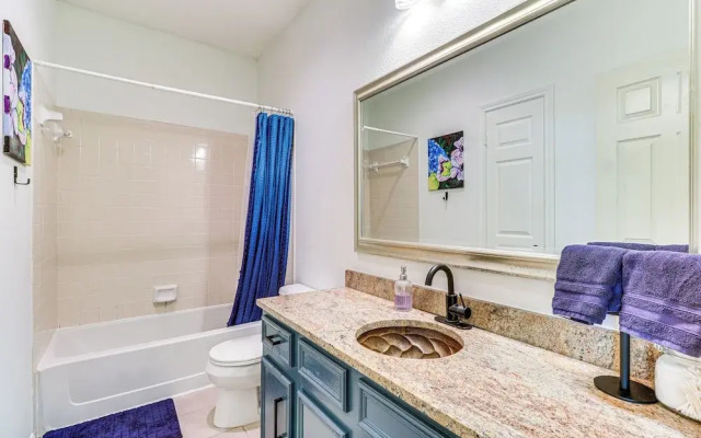Deck & Greenbelt Access: Lovely Austin Home