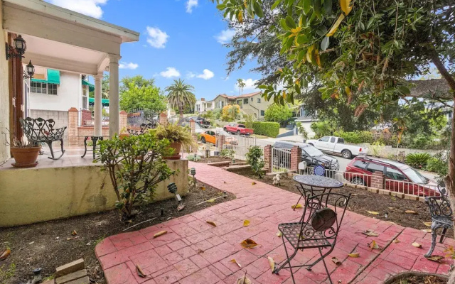 Russell House Near Hollywood & Griffith Park 3 Bedroom Home