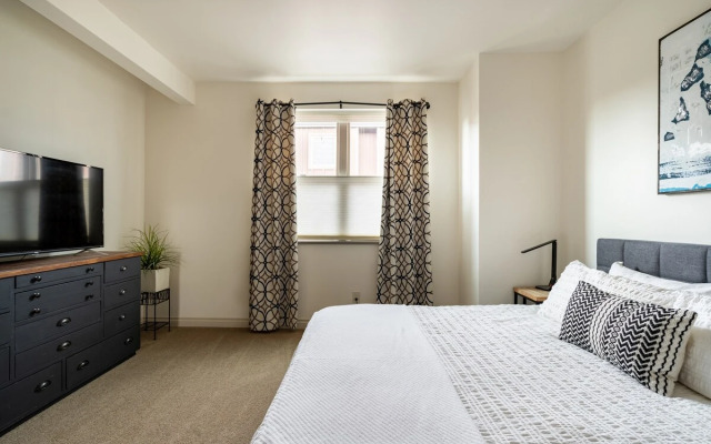 Rooftop Deck Walk to River Downtown Fire pit