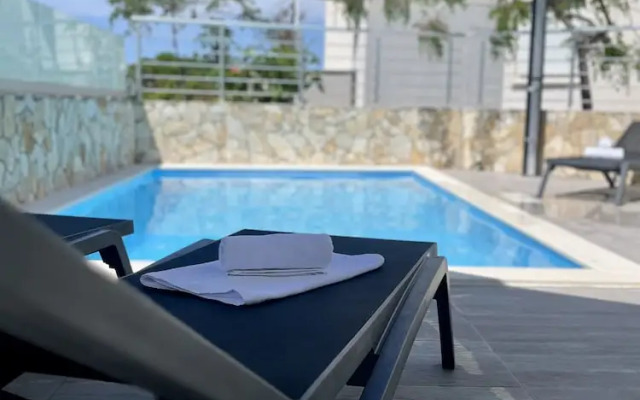 Sunny apartment with a Private Pool