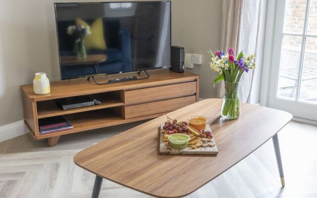 Elliot Oliver - 2 Bedroom Garden Apartment With Parking