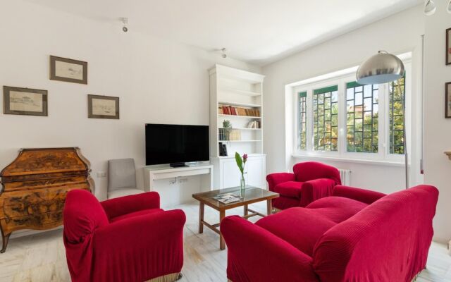 Bright And Spacious Family Apartment In Parioli