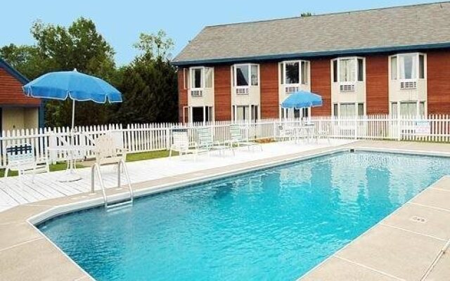 Econo Lodge Inn & Suites