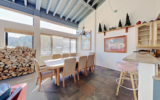 Large Upgraded 4 Bedroom Condo in Mammoth! Easy access To Hot Tubs, Pool, Sauna by RedAwning