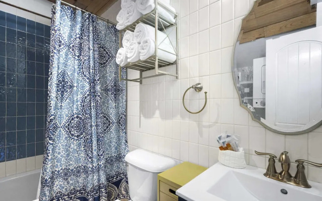 Sunrise Oasis - Enjoy Lakefront Living