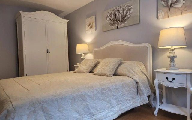 Three Bedroom Apartment by Beautiful Park