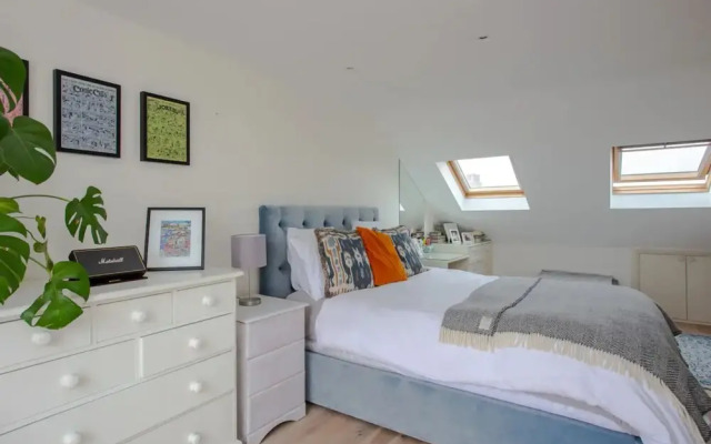 Bright2 Bedroom Apartment With Roof Terrace in Wimbledon