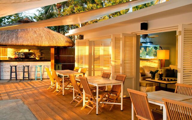 R Beach Club