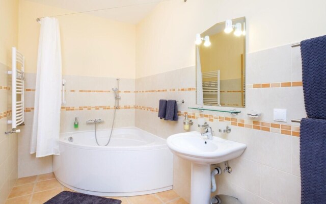Amazing Home in Zagreb With 4 Bedrooms, Wifi and Jacuzzi