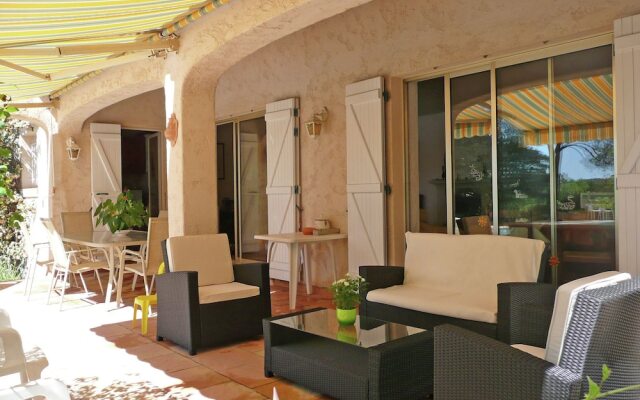 Spacious Villa at Saint-raphael With Jacuzzi