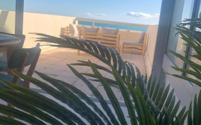 Nouvelle annonce : Appartement rénové de 66m2 pleine vue mer!