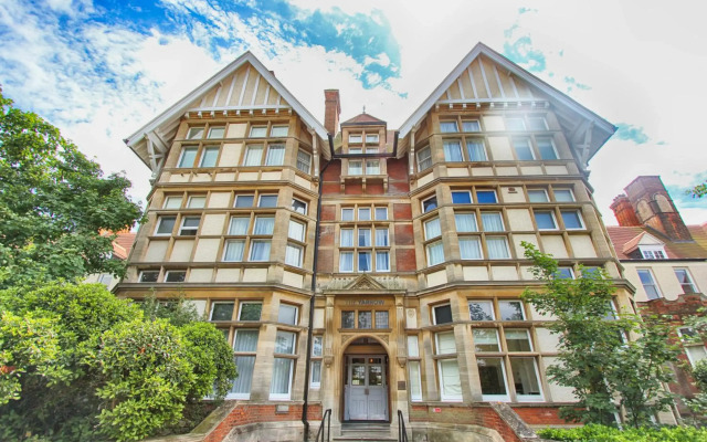 Yarrow Hotel