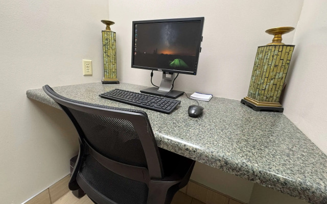 Days Inn & Suites by Wyndham Cedar Rapids
