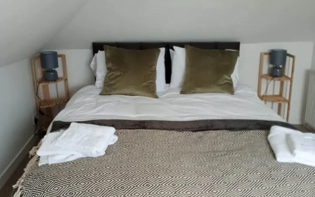 2 Bedrooms/sleeps 4/free Wifi/parking/outdoor Area