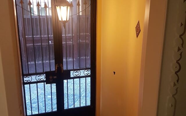 Sulle spalle della Regina