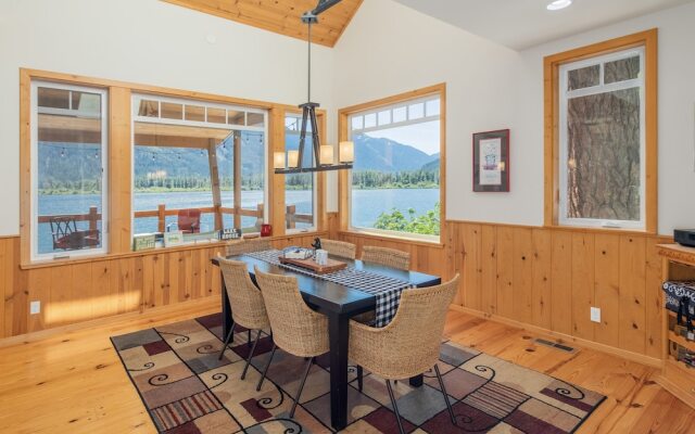 Lazy Bear Lodge 3 Bedroom Home by NW Comfy Cabins by RedAwning