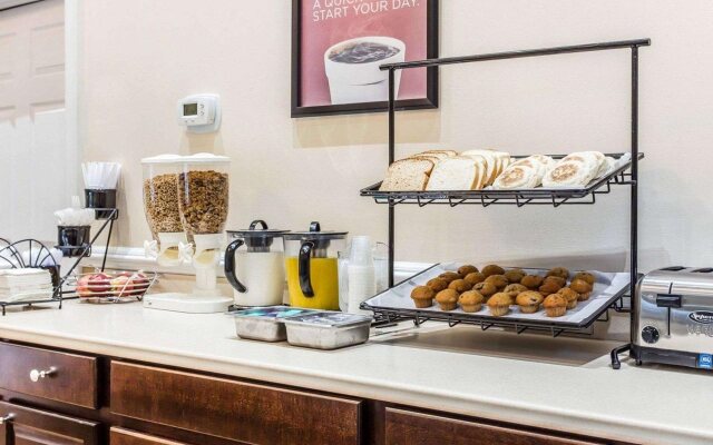 Econo Lodge Inn & Suites Cayce I-26 Airport