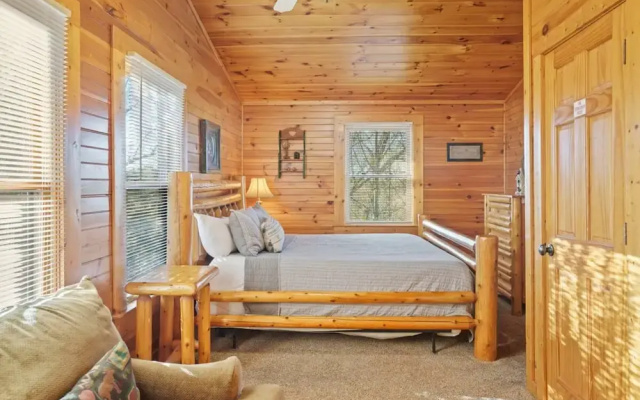 Stunning Mountain Cabin w Hot tub