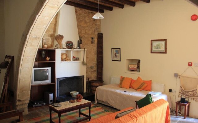 Vouni Lodge