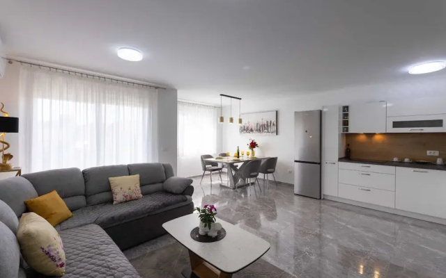 Kastel Stari Sunny Downtown Apartment With Terrace