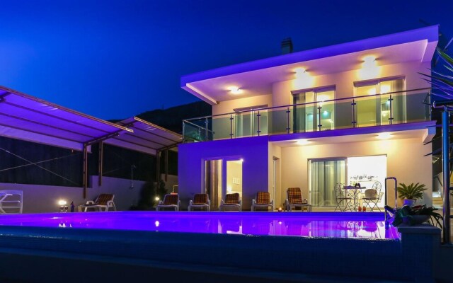 Stunning Home in Kucine With Wifi and 4 Bedrooms