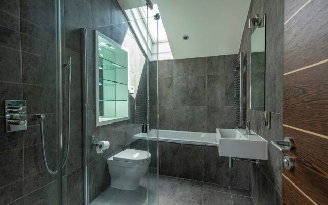 Amazing Spacious 2 Bed Duplex Penthouse w/ Balcony
