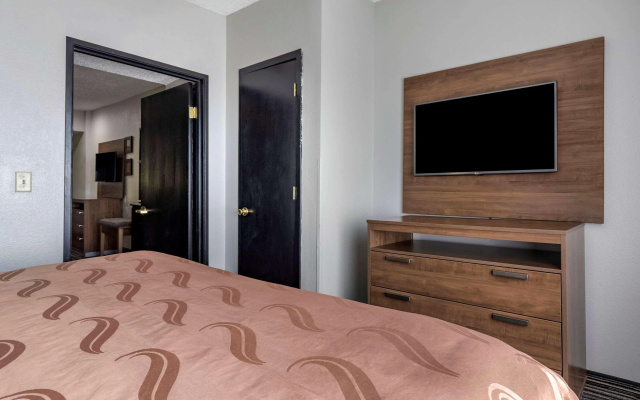Quality Inn & Suites I-35 E / Walnut Hill
