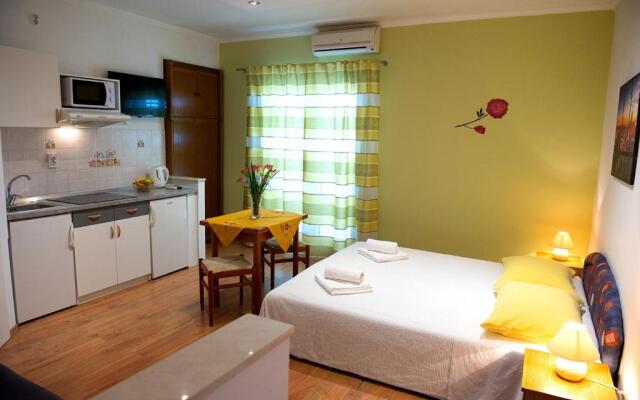 Apts&rooms Robi-50m from beach