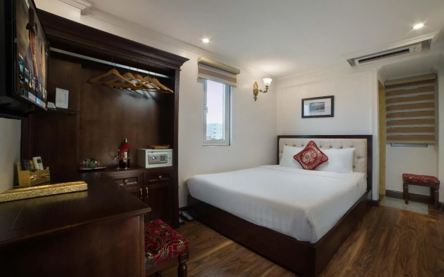 Golden Sail Hotel