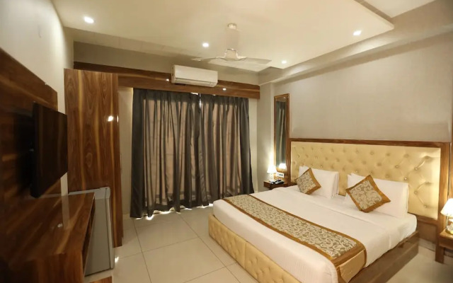 Hotel Starex Opp. Artemis Hospital