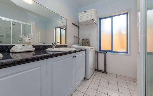 Tah Villa, 1/68 Marine Drive